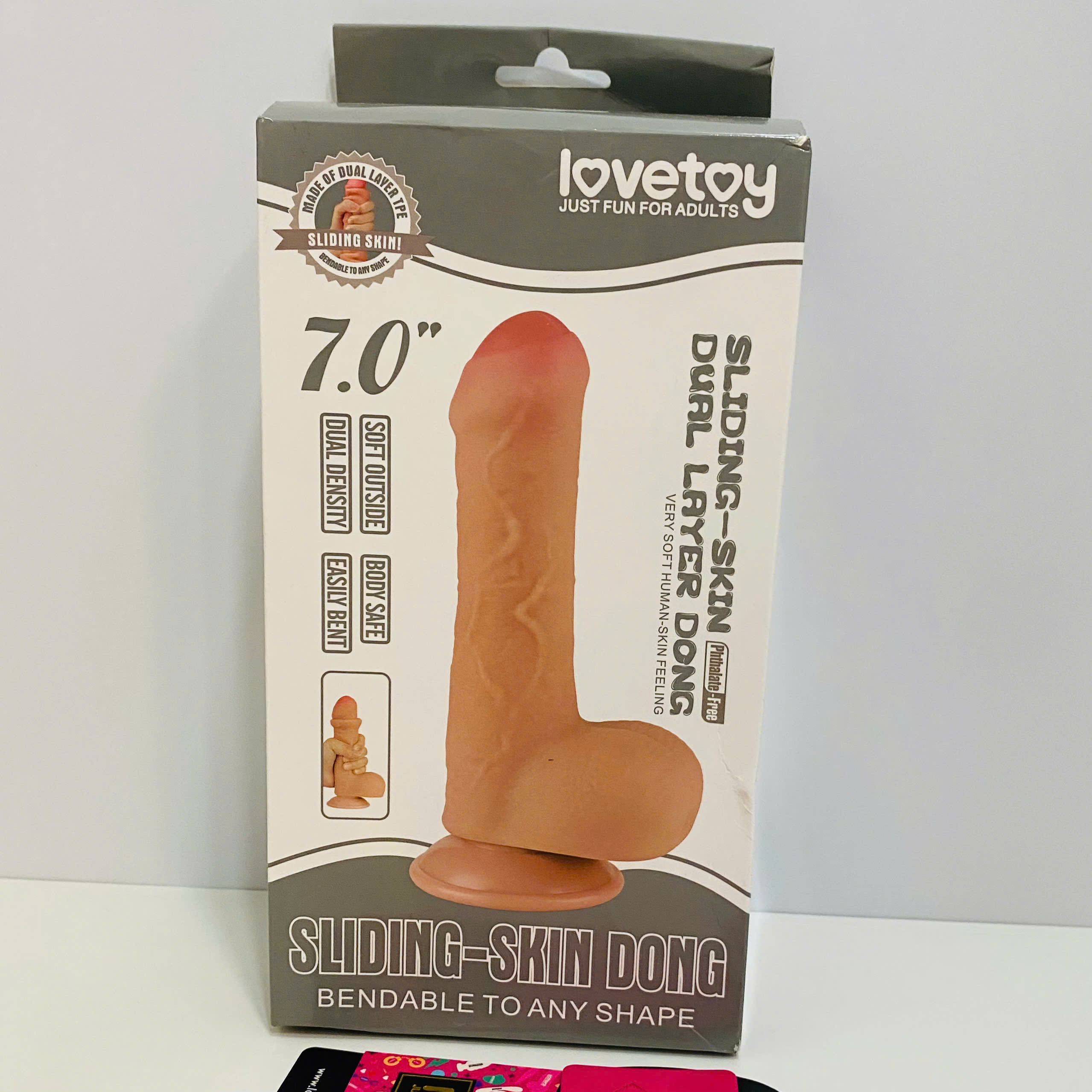 Dương Vật Giả Hít Tường Có Bìu 7.0 Inch – Đầu Nấm Khấc Rõ, Silicon Mềm Mại Như Thật Dương Vật Giả Hít Tường Có Bìu 7.0 Inch – Đầu Nấm Khấc Rõ, Silicon Mềm Mại Như Thật