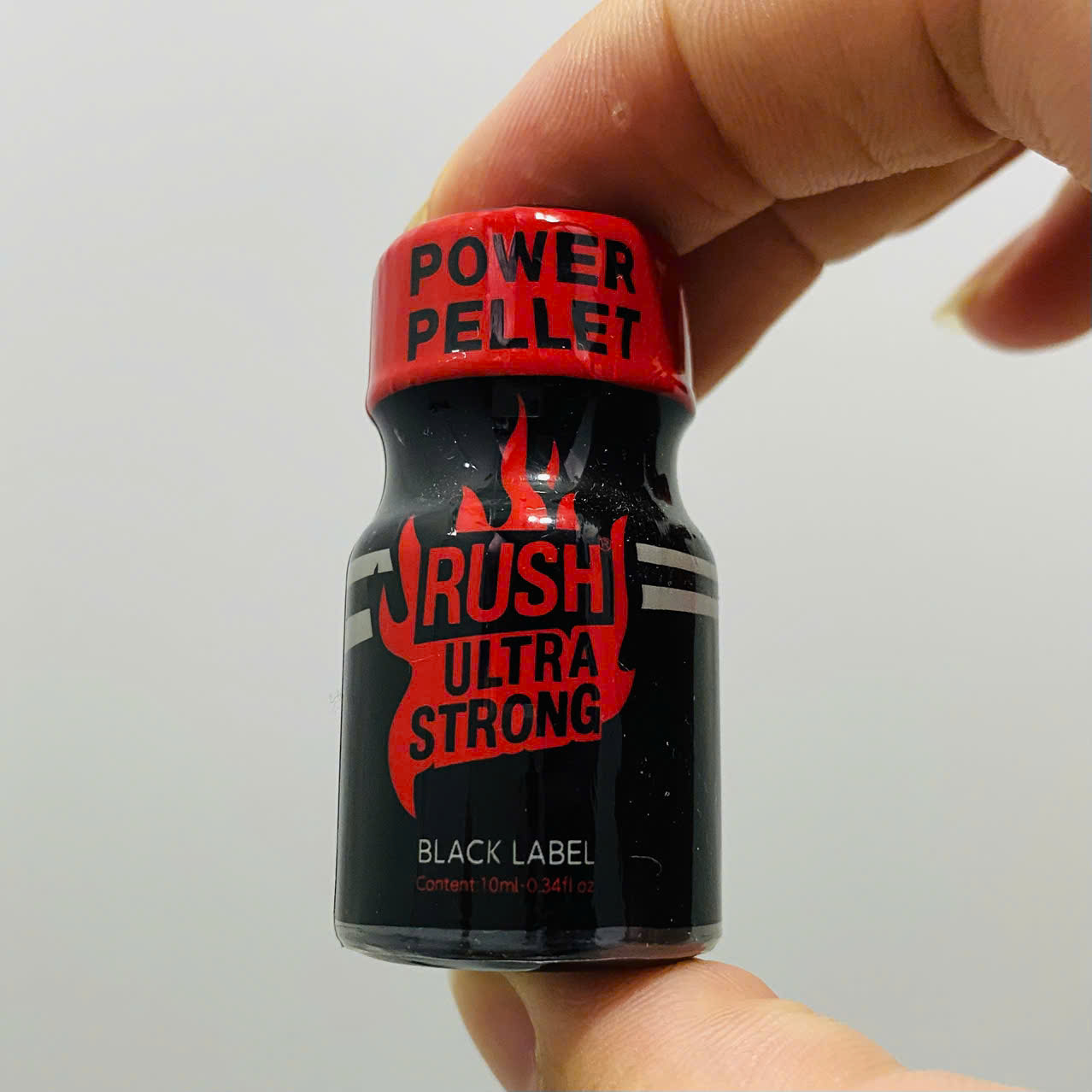Mua Popper Rush Ultra Strong Black Label 10ml – Poppers USA mạnh nhất cho Top/Bot. Kích thích cực nhanh, giãn cơ hậu môn, không đau đầu. Giao hàng kín đáo
