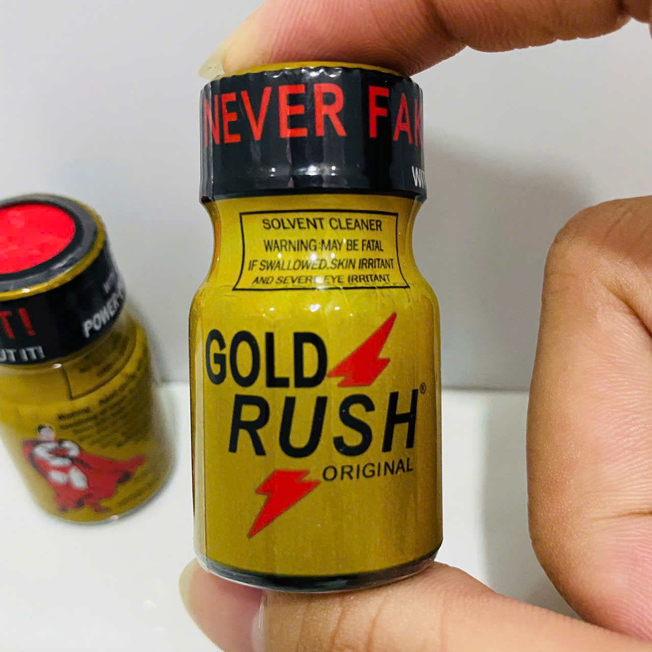 Mua Popper Rush Gold 10ml chính hãng – USA PWD. Kích thích cảm xúc tức thì, giãn cơ hậu môn, cổ họng – hỗ trợ quan hệ cửa sau thoải mái. Giao hàng kín đáo